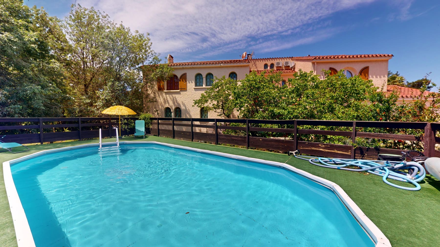 La piscine devant la maison